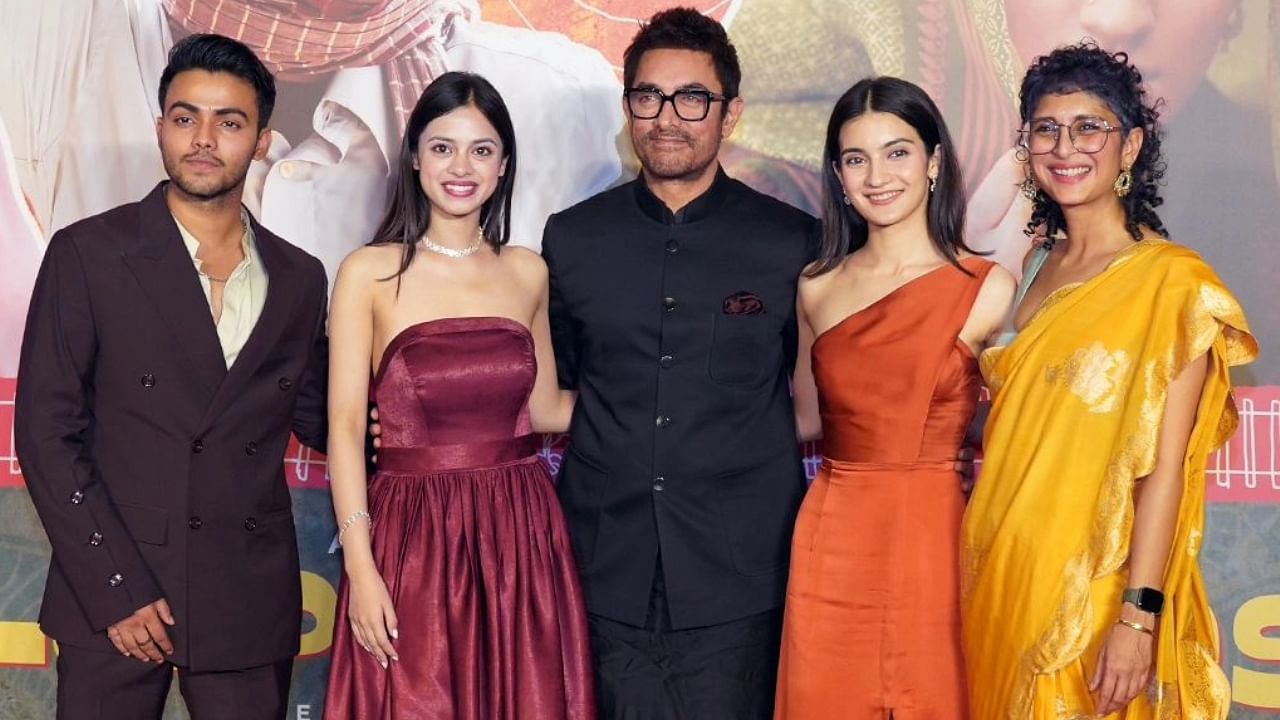 <div class="paragraphs"><p> Aamir Khan and Kiran Rao pose with the&nbsp;<em>Laapataa Ladies&nbsp;</em>cast&nbsp;at the special screening.</p></div>